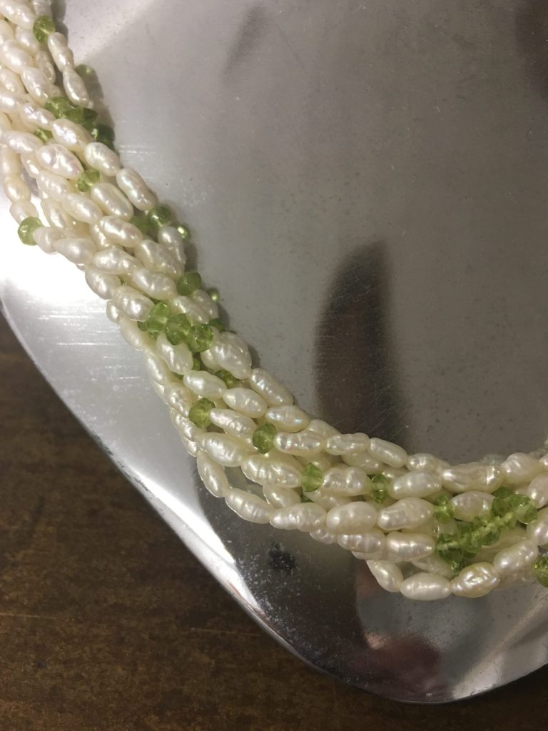 Kleine Perlenkunde (Teil4) 3 Süßwasserzuchtperlen kombiniert mit Peridot