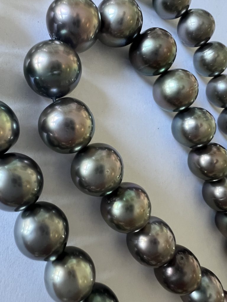 Kleine Perlenkunde (Teil3) 8 Tahiti-Zuchtperlen als Strang - was für ein Farbenspiel im Lüster!