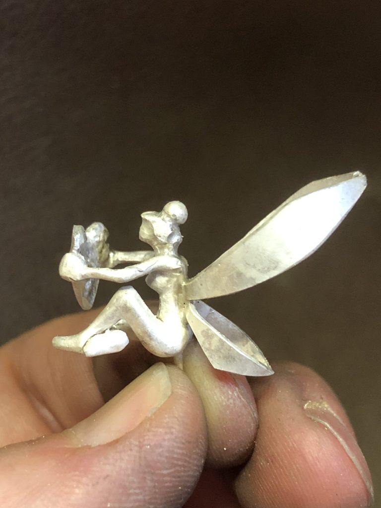 3D-Daten im Goldschmiede-Handwerk 13 Zahnfee, zuvor aus Wachs geschnitzt