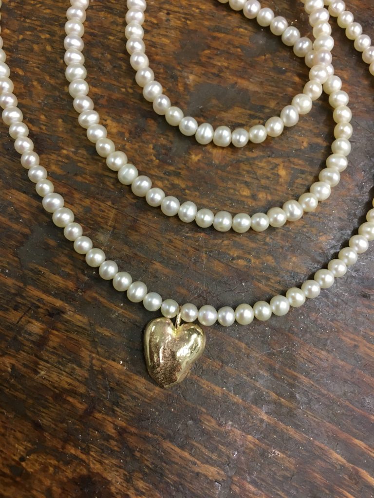 Zuchtperlen, bereit zu allen möglichen Kreationen 6 Kundeneigene Zuchtperlkette mit Herz aus Altgold