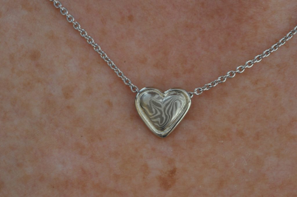 Silber und Palladium als Herzanhänger mit Fingerabdruck
