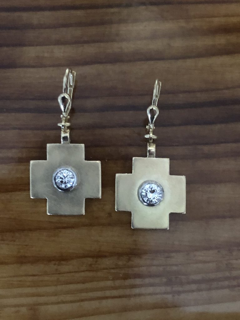 Ohrsschmuck in verschiedenen Varianten 46 Kreuze als Ohrhänger