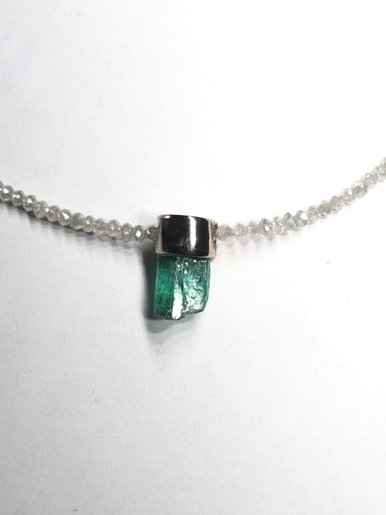 Smaragd 2 Detail: Smaragd-Kristall an Diamantcollier