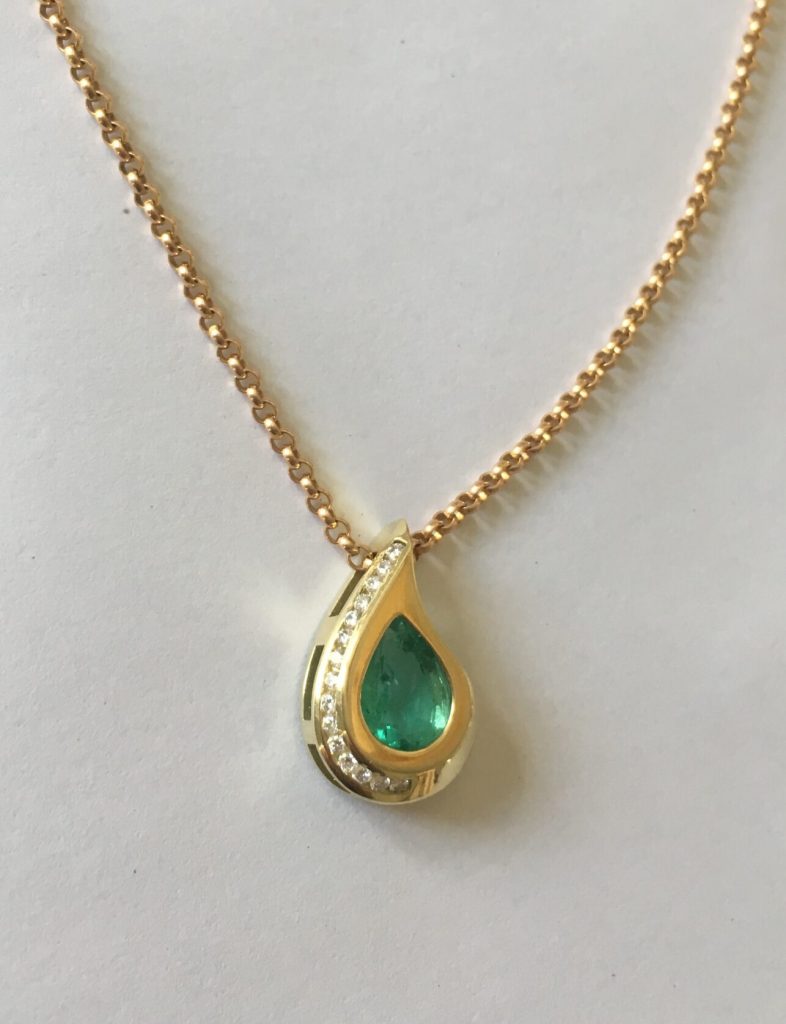 Kettenanhänger in allen Variationen 8 Detail: Smaragd-Tropfen mit Brillanten als Anhänger
