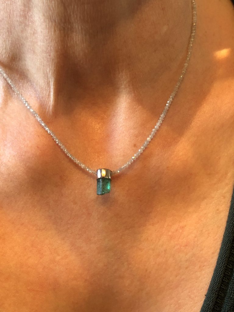 Kettenanhänger in allen Variationen 51 Smaragd-Kristall an Diamantcollier