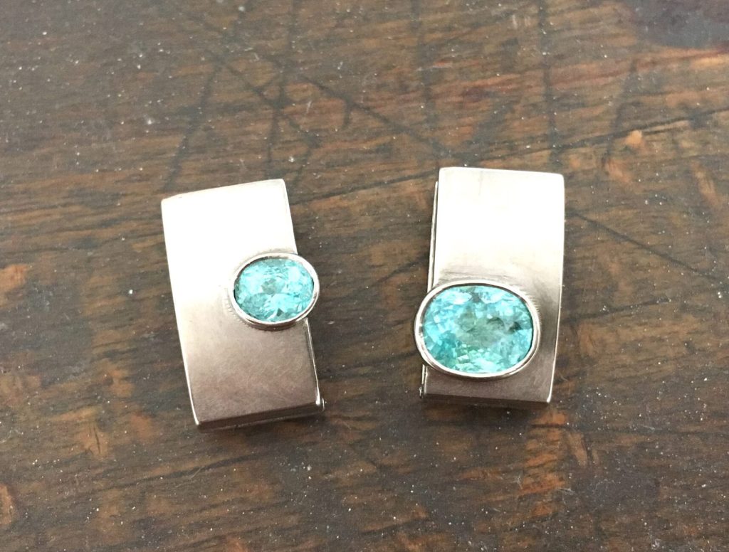 Ohrsschmuck in verschiedenen Varianten 23 Klappcreolen mit Paraiba-Turmalinen