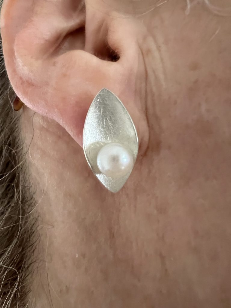 Zuchtperlen als Ohrhänger und Ohrstecker 3 SWZP mit Silberblatt