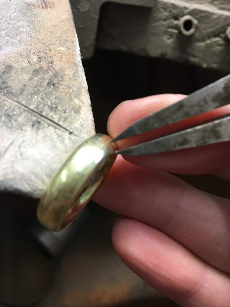 Es fehlt ein Teil (Witwenring) 3 Mit dem Zirkel markiere ich die Sägelinie