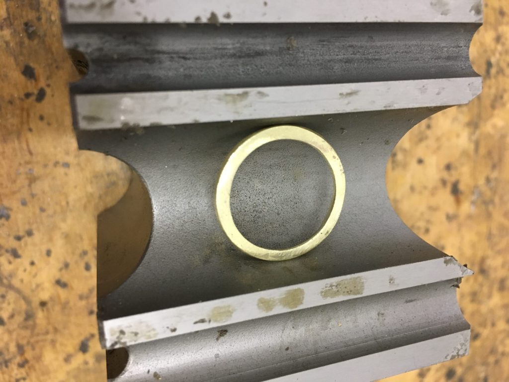 Es fehlt ein Teil (Witwenring) 8 Die Riefenanke gibt dem Ring eine neue Form