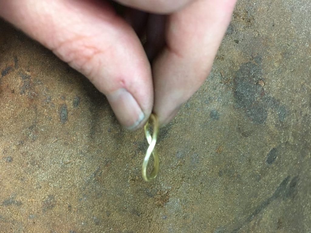 Es fehlt ein Teil (Witwenring) 9 Als Teil eines Trauringes optisch nicht mehr zu erkennen - Es fehlt ein Teil