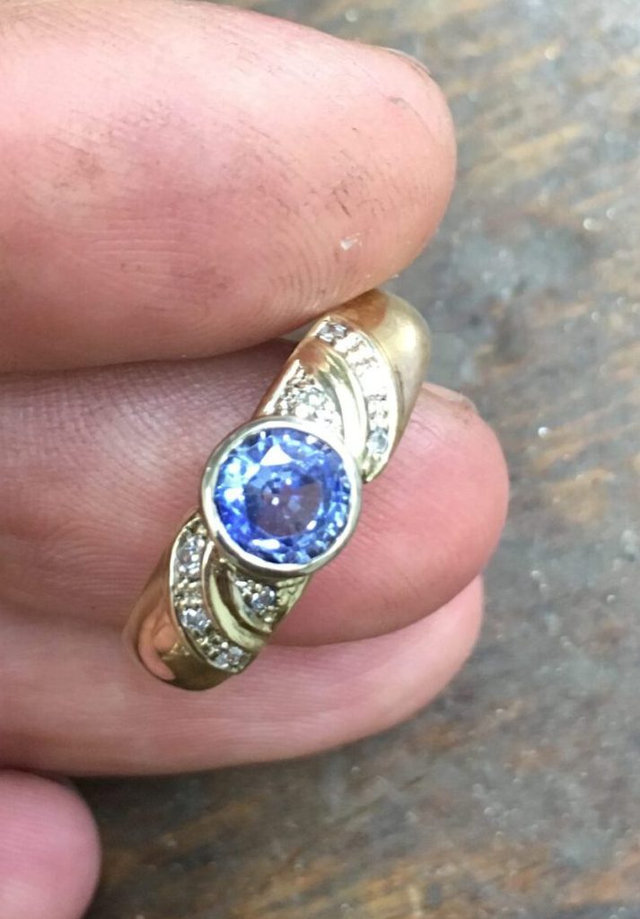 Ringe in allen Variationen 77 Gelbgold Ring mit Brillant und Safir