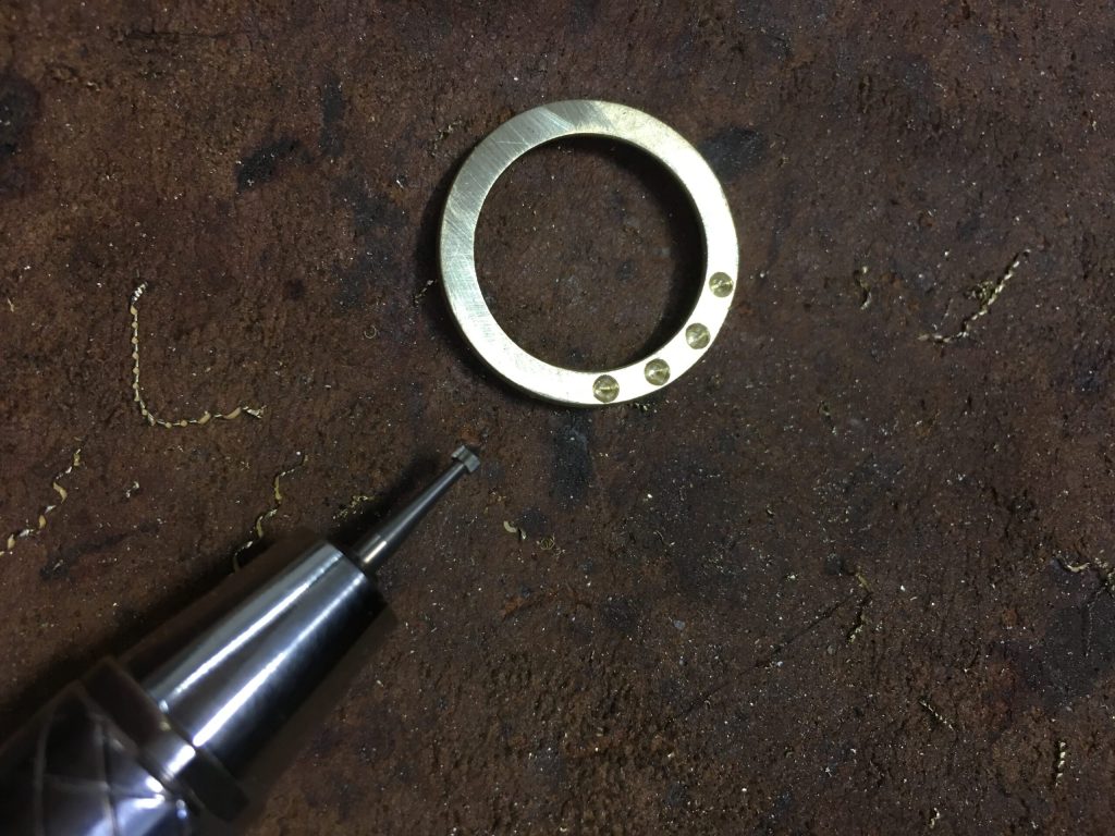 Es fehlt ein Teil (Witwenring) 12 Der breitere Teil des Ringes bekommt Fassungen