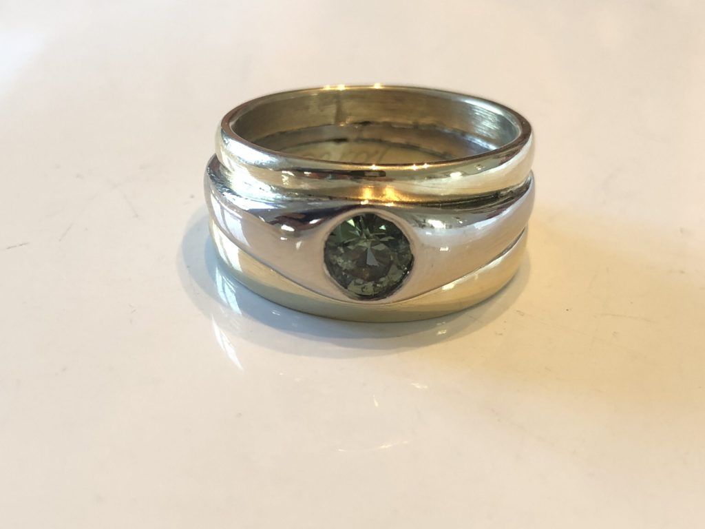 Ringe in allen Variationen 66 Witwenring mit Safir