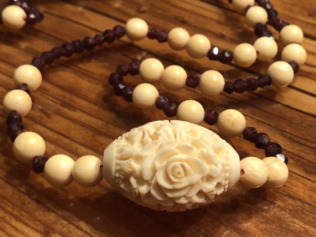 Koralle, Elfenbein, Bernstein 11 Elfenbein, kombiniert mit Granat