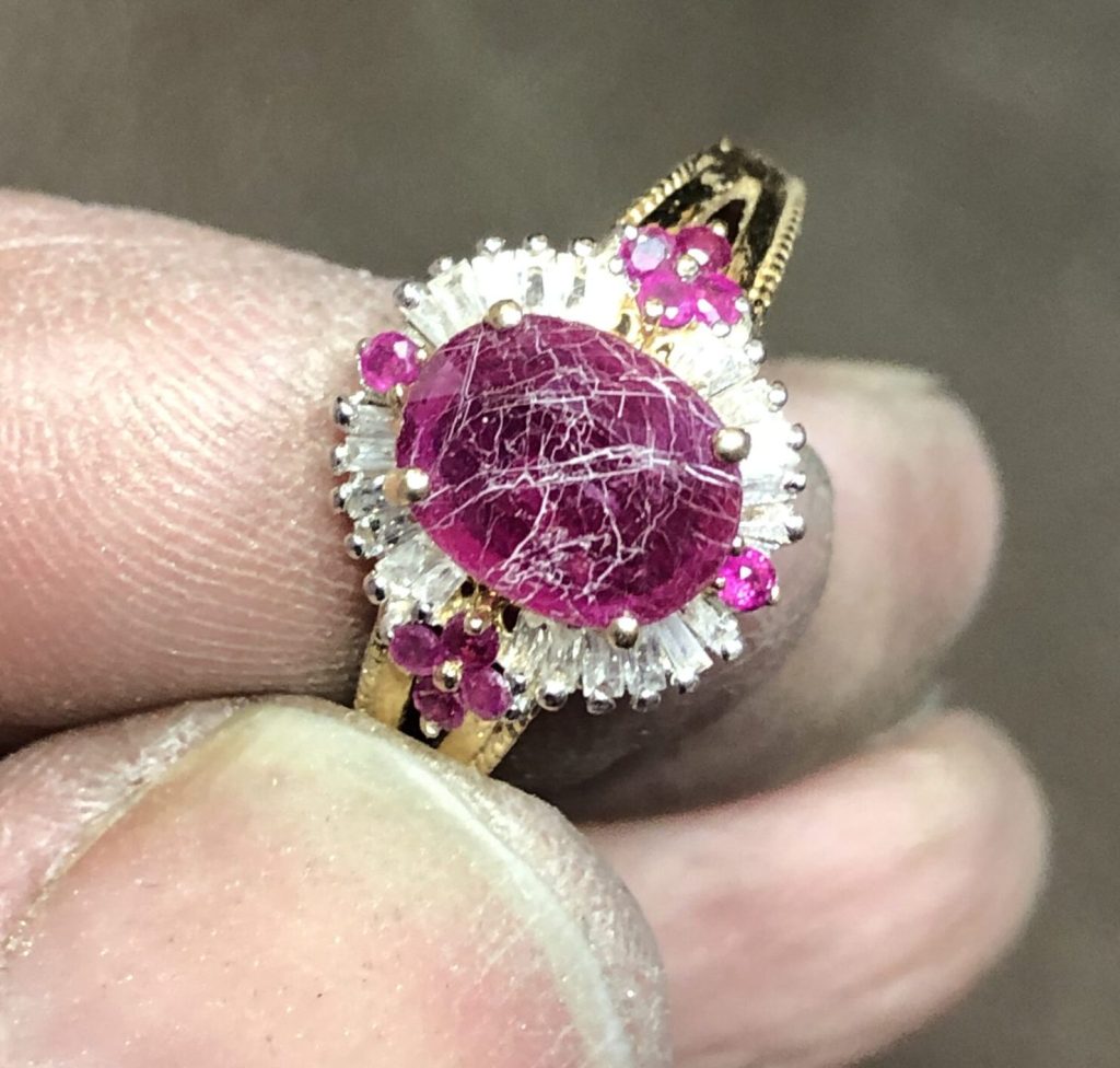 Rubin 3 Rissgefüllter Rubin