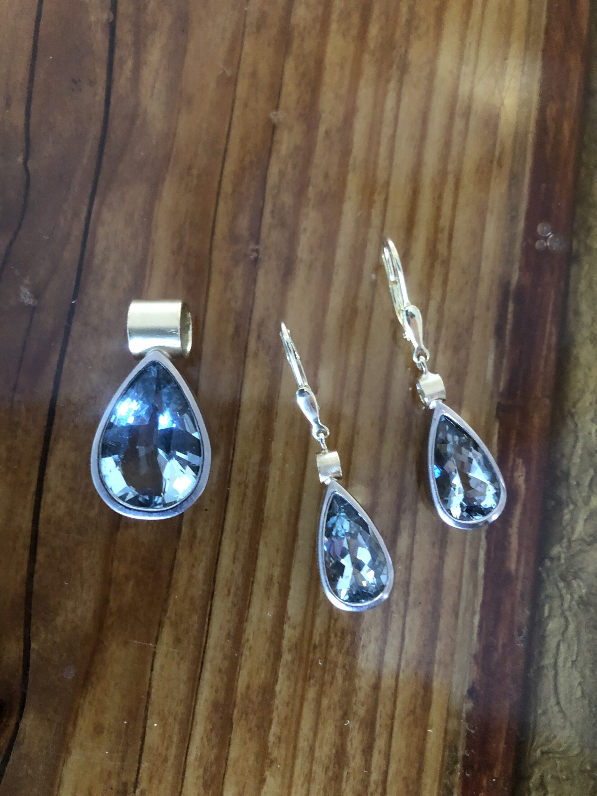 Aquamarin-Set: Ohrhänger und Anhänger 1 Aquamarin Anhänger und Ohrhänger in Weißgoldzarge