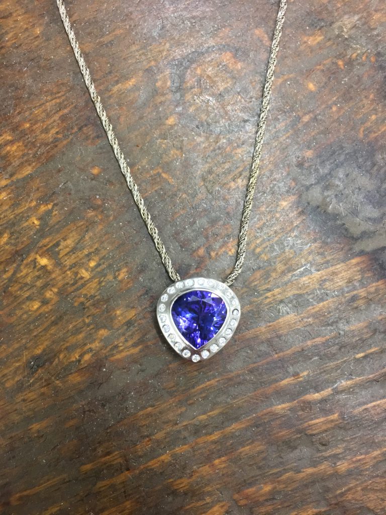 Kettenanhänger in allen Variationen 2 Anhänger mit Herzförmigem Tansanit und Brillanten