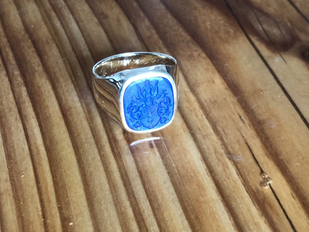 Ringe in allen Variationen 52 Siegelring mit Lapislazuli