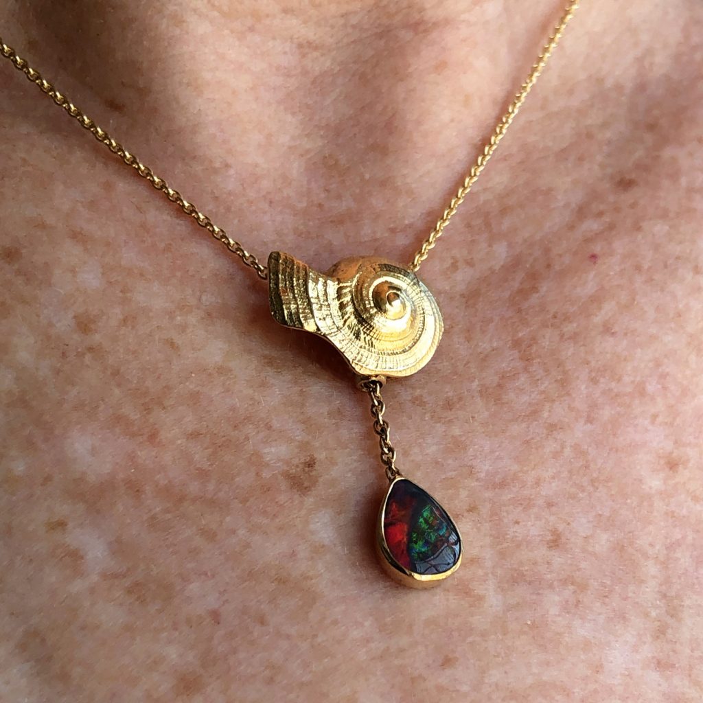 Eine Schnecke als Goldenes Reisetagebuch 4 Schnecke aus Gold mit Opal