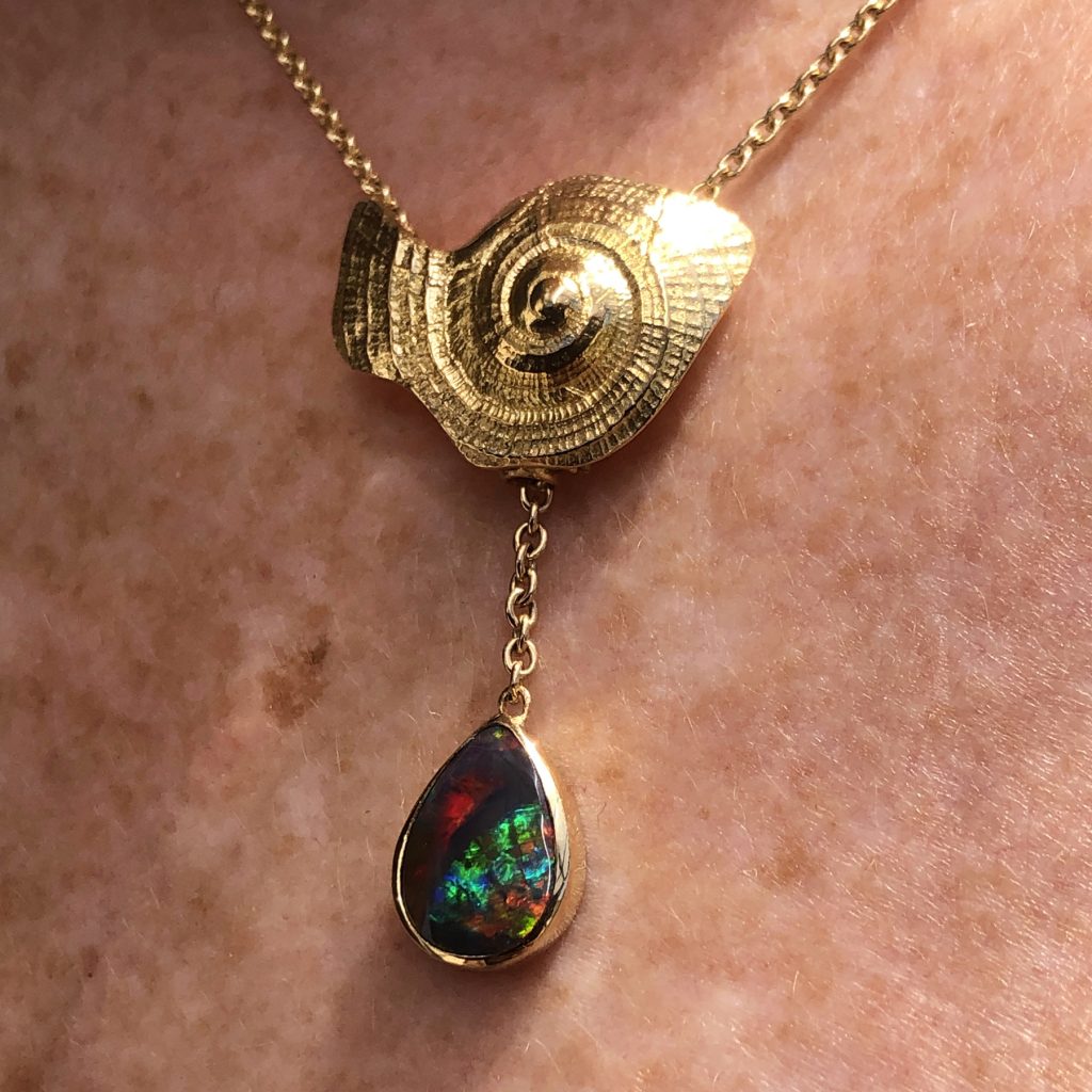 Eine Schnecke als Goldenes Reisetagebuch 5 Anhänger mit Schwarzopal