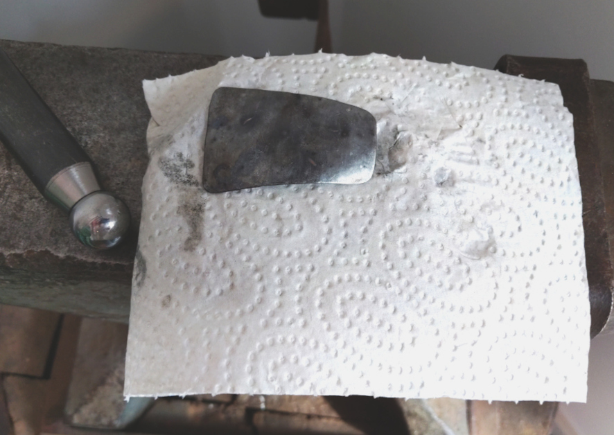 Ein Armband, ein Ring und ein Anhänger - Teil I - von Ellen 3 auf der Bleitunterlage