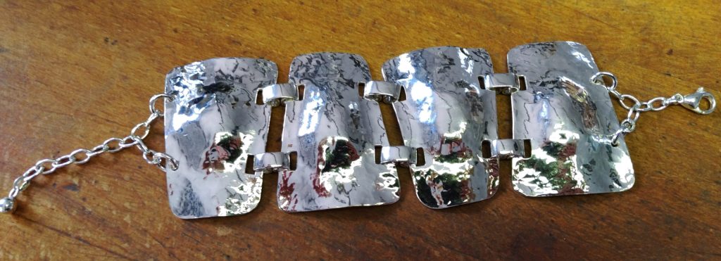 Ein Armband, ein Ring und ein Anhänger - Teil I - von Ellen 8 G Armband fertig Hintergrund Arbeitsplatz scaled 1