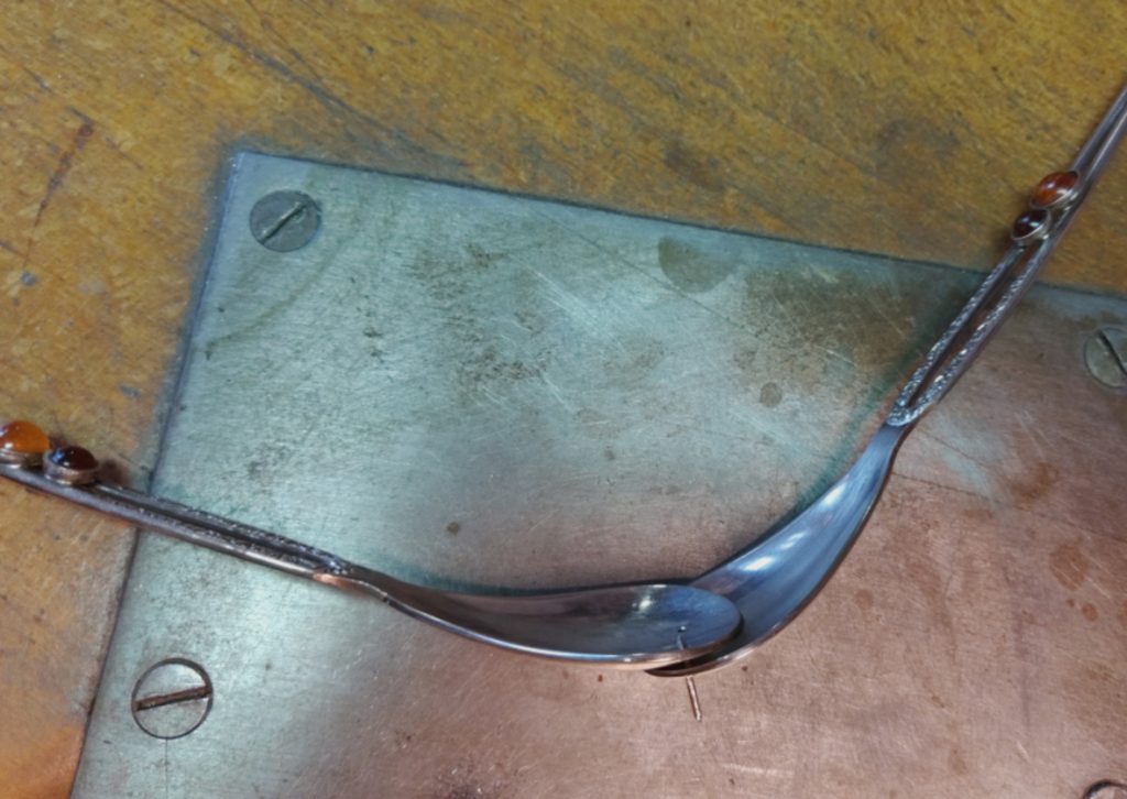 Ein Dekoherz aus altem Besteck - von Ellen 4 G Dekoherz grosse Loeffel eine Niete steckt