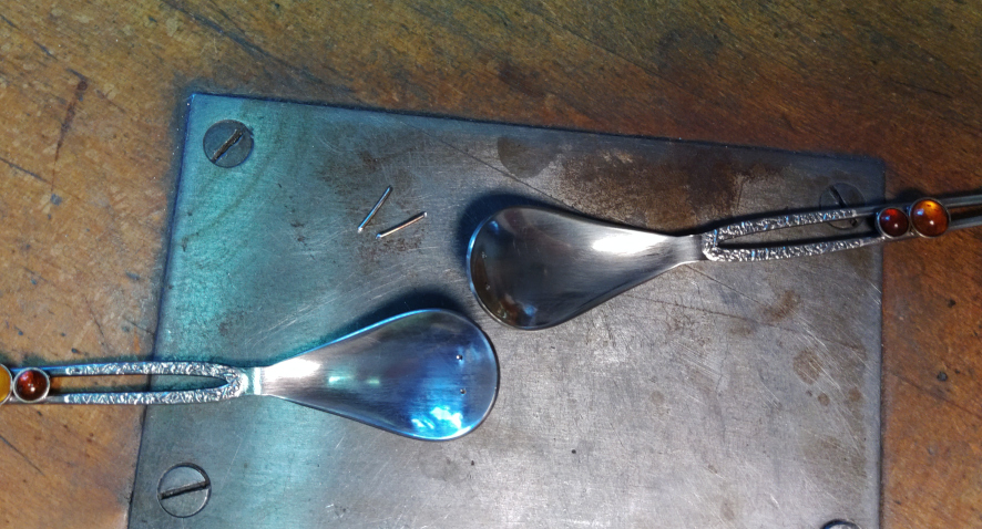 Ein Dekoherz aus altem Besteck - von Ellen 3 G Loeffel gross gebohrt und die Nieten