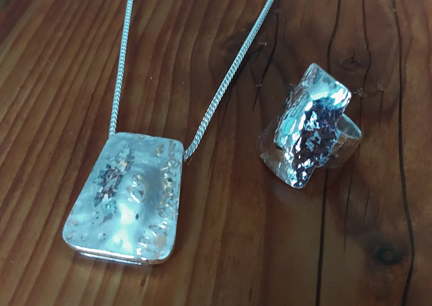 Ein Armband, ein Ring und ein Anhänger – Teil II – von Ellen