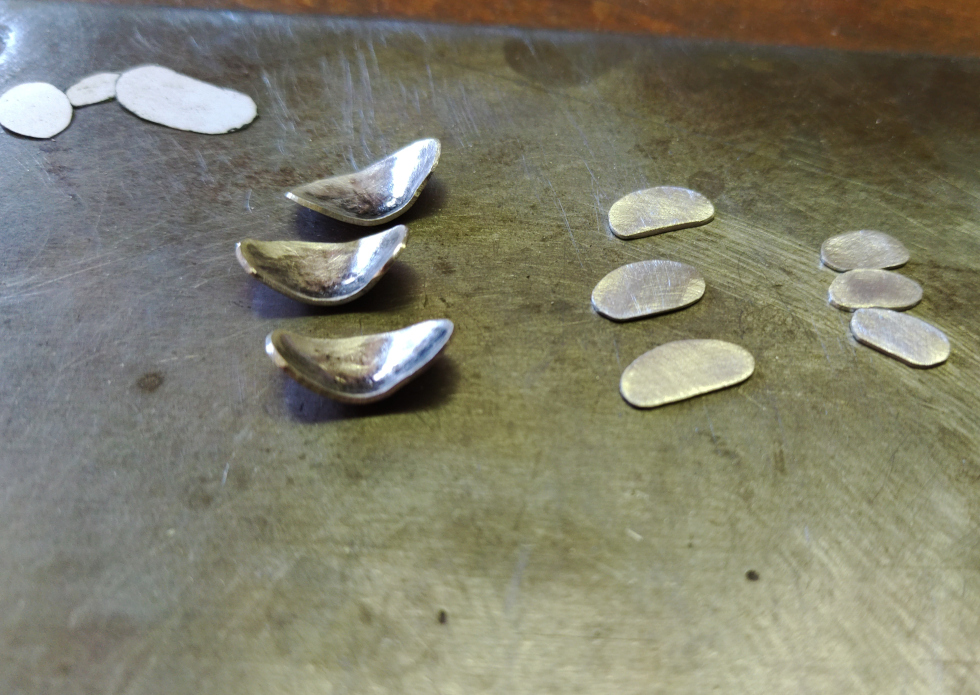 9 Bluetenblaetter ausgesaegt die grossen gebogen 2