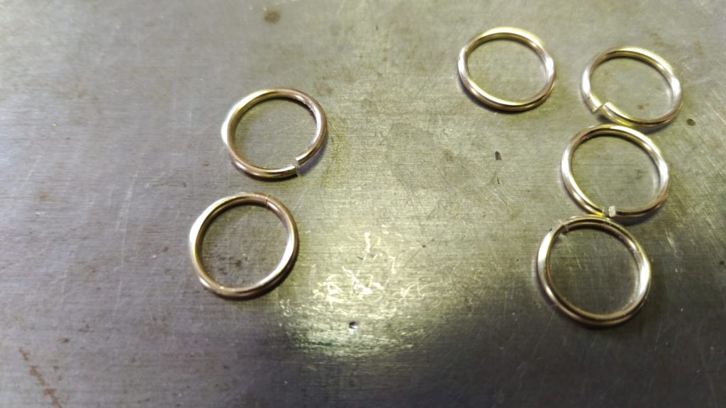 Eine Gliederkette aus Gold 5 G-Gold-gr.-Oesen-gesaegt