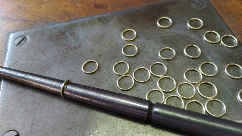 Eine Gliederkette aus Gold 6 G-Gold-grosse-Oesen-auf-Oesenriegel