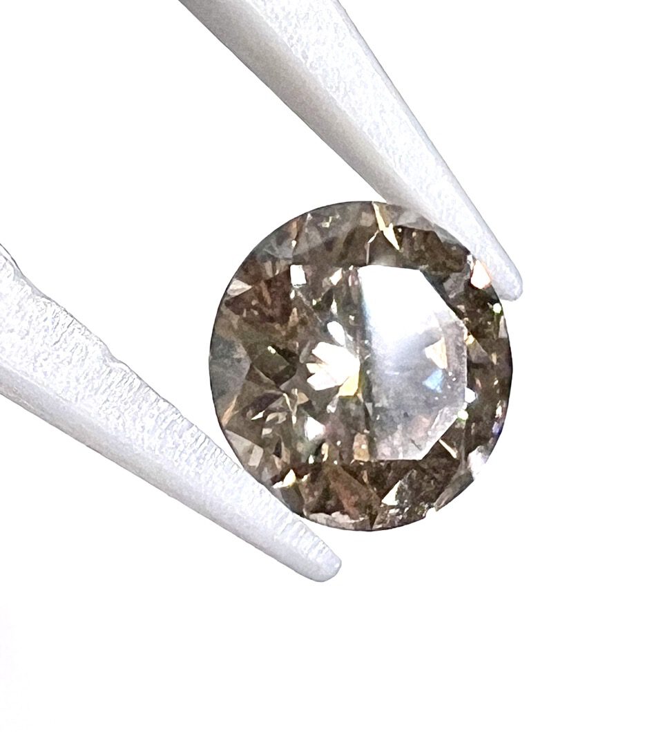 Champagnerfarbene Diamanten (Kleine Diamantkunde Teil 3) 1 Brillant, rund, facettiert, champagnerfarben bis brown