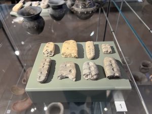 Brotlaibidole in der Vitrine