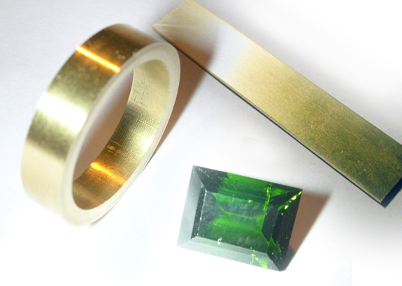 Das Material: Turmalin und Gelbgold 585/000