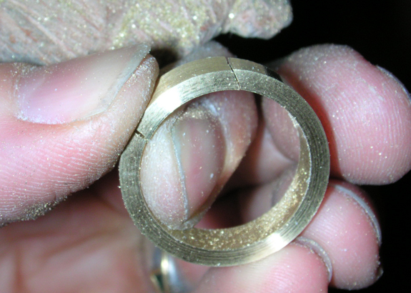 Die Ringschiene wird um das Stück gekürzt, das von der Fassung eingenommen werden wird