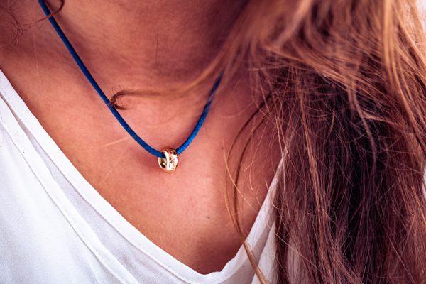 German Design Award 2026 für Glückskind 6 Charm Jamie als Anhänger am Hals