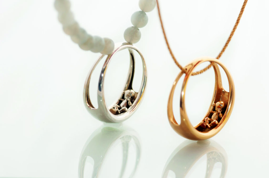 German Design Award 2026 für Glückskind 4 Glückskind Amulett Jamie Silber und Gold