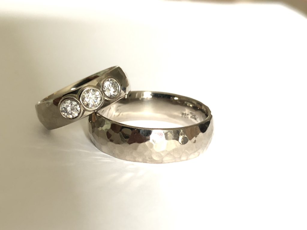 Weißgold 750 mit Hammerschlag und Steinbesatz Hammerschlagmuster auf beiden Ringen, im Damenring sind drei große Brillanten eingefasst.