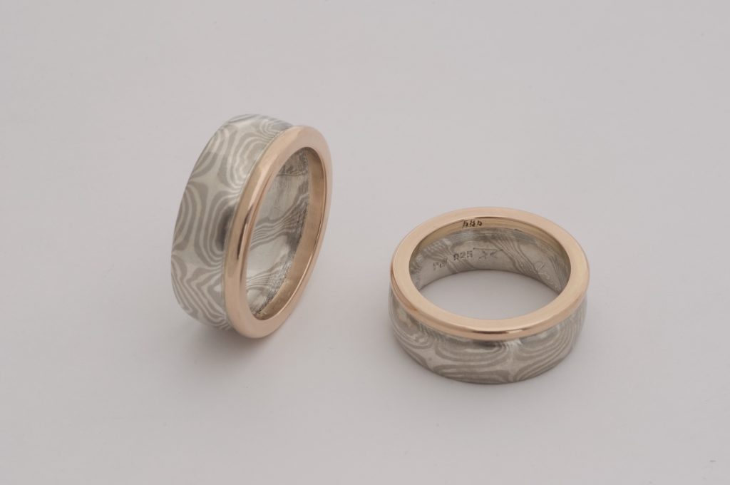 Mokume Gane Silber und Palladium rossgoldener Rand Mokume Gane Trauringe aus Silber und Palladium gewendet mit den Sternen aussen und mit roségoldenem Rand