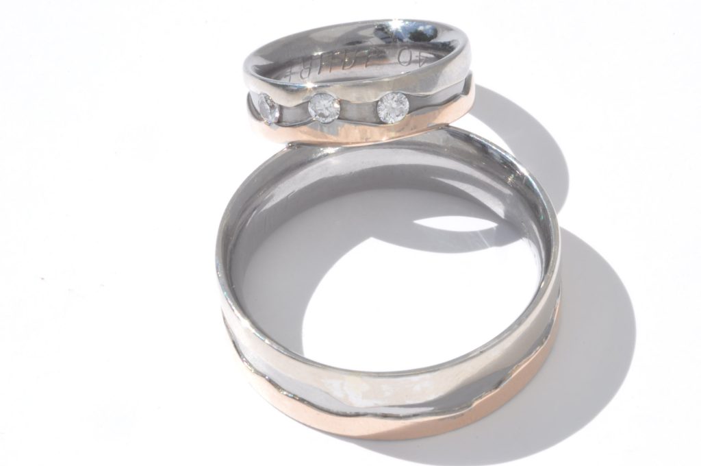 Palladium Weißgold und Rotgold Dreifarbige Ringe, die Aussparung in der Mitte ist organisch geformt und kann den Fluss des Lebens symbolisieren.