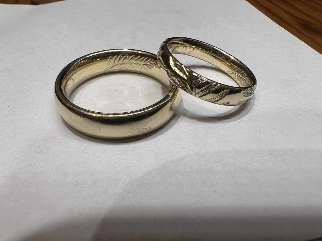 585Gelbgold mit Gravur Farn Gelbgoldene Trauringe mit aufwendiger Gravur innen und aussen.