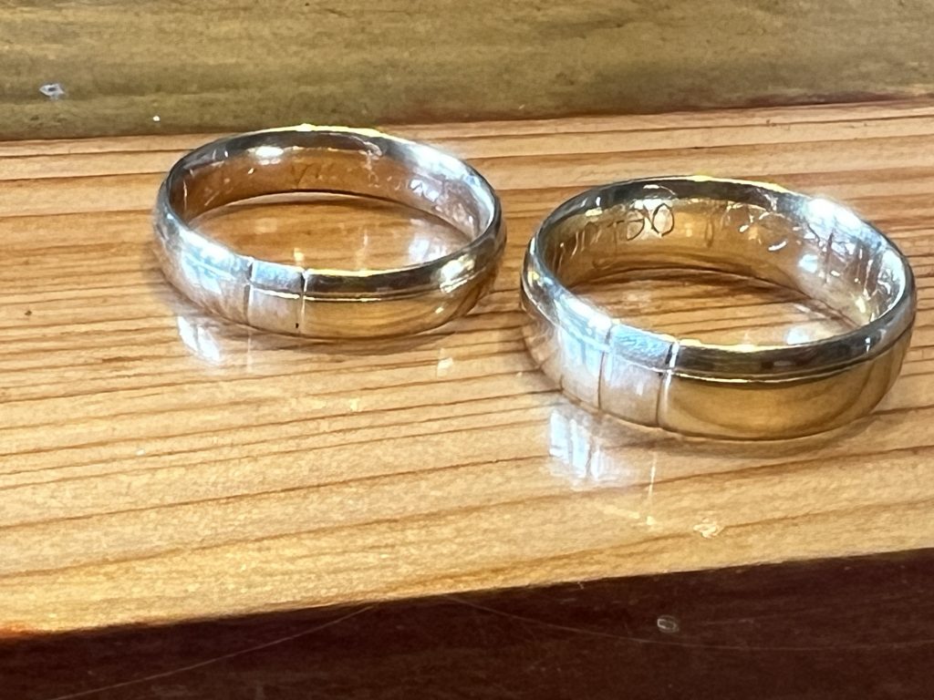 750 Gelbgold und ein Teil Altgold In die Ringe ist ein Teil aus den geschmolzenen Ringen der Eltern eingearbeitet. Hier ist dieser eingesetzte Teil wegen der Farbgleichheit markiert.