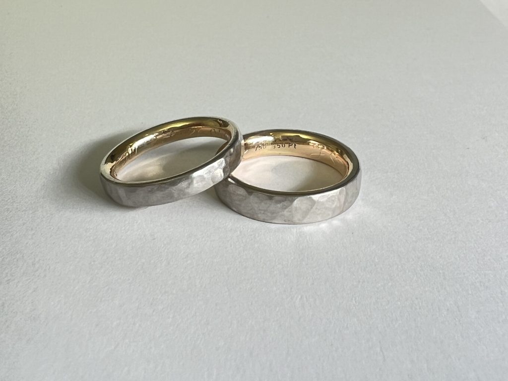 Platin und 750 Gelbgold mit Hammerschlag 5-2Hammerschlag Ringschienen aus zwei Hälften, die Innere ist Gelbgold, die äußere Platin mit Hammerschlag