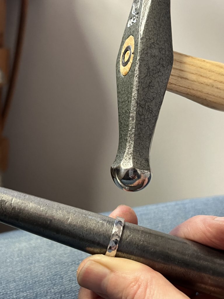 Platin und 750 Gelbgold mit Hammerschlag 5-2Hammerschlag Ringschienen aus zwei Hälften, die Innere ist Gelbgold, die äußere Platin mit Hammerschlag