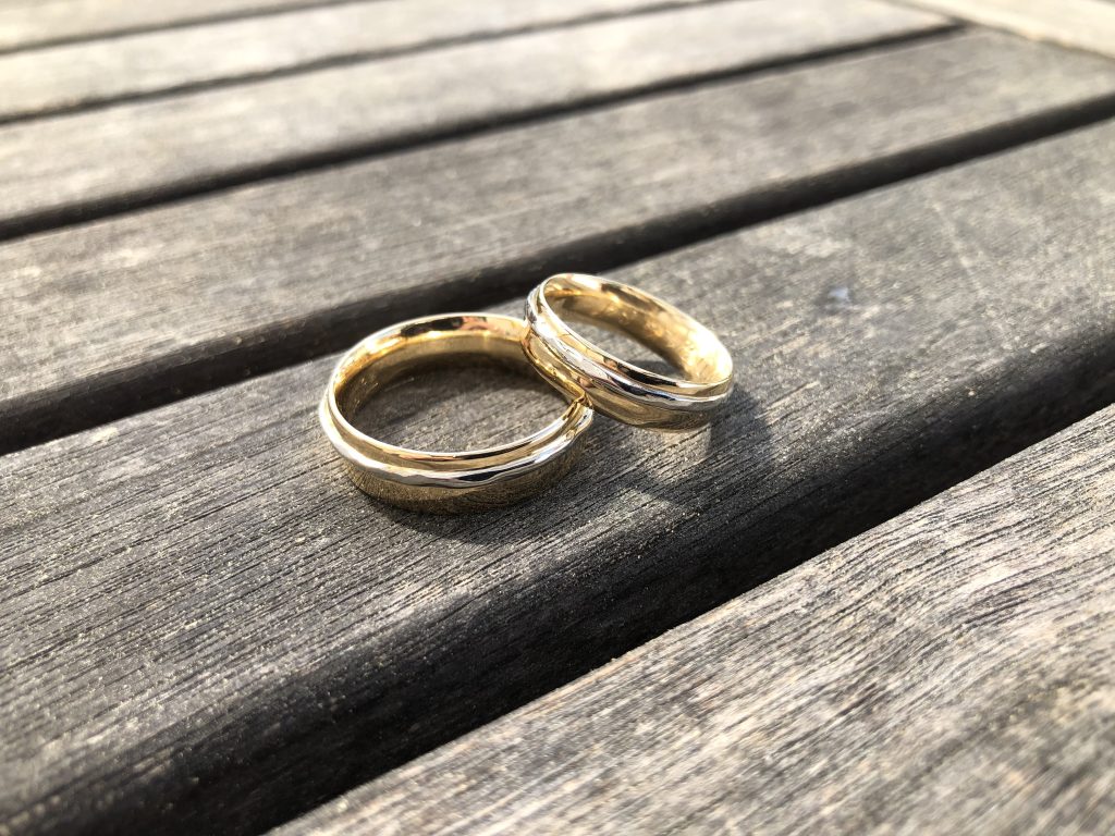 Gelbgold mit Platin Upcycling Platintrauring (das Gegenstück ging leider verloren) als organisch geformte Einlage im neuen Paar Gelbgoldener Trauringe