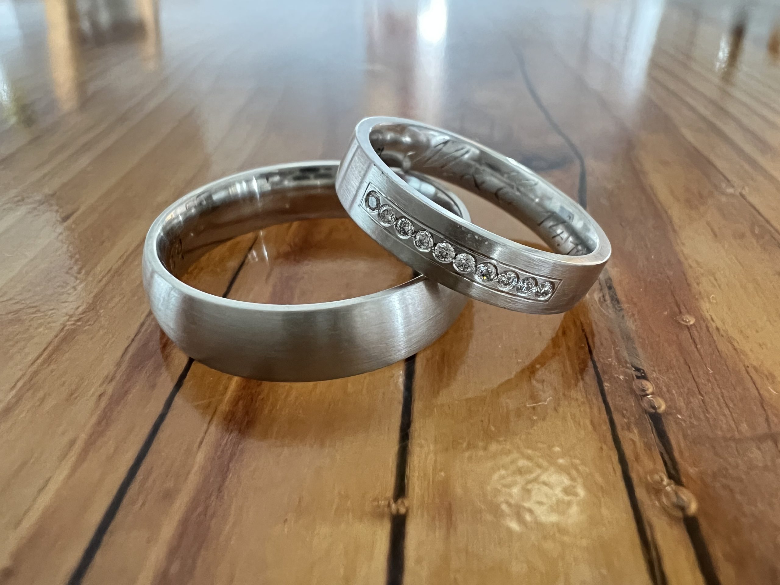 Platin mit Zehn Brillanten Die Ringe sind aus Platin, die 10 Brillanten im Damenring sind alltagstauglich gefasst (eingerieben).