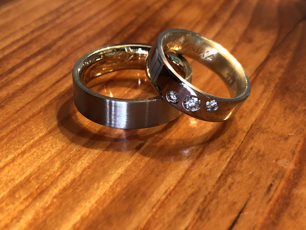 Gelbgold innen Weißgold aussen Äussere Hälfte Weißgold innere Hälfte der Gelbgoldene Ring des verstorbenen Vaters. Upcycliing, der Segen des verstorbenen Vaters liegt in den Ringen.