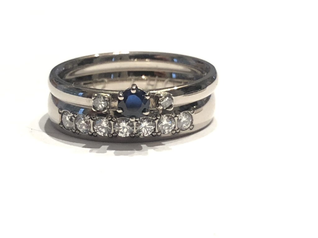 Weißgold passend zu Vorsteckring - und 9-2 der weißgoldene Ring mit Vorsteckring Material ist Weißgold, der Damenring mit Brillantbesatz soll zu dem vorher angefertigten Vorsteckring passen.