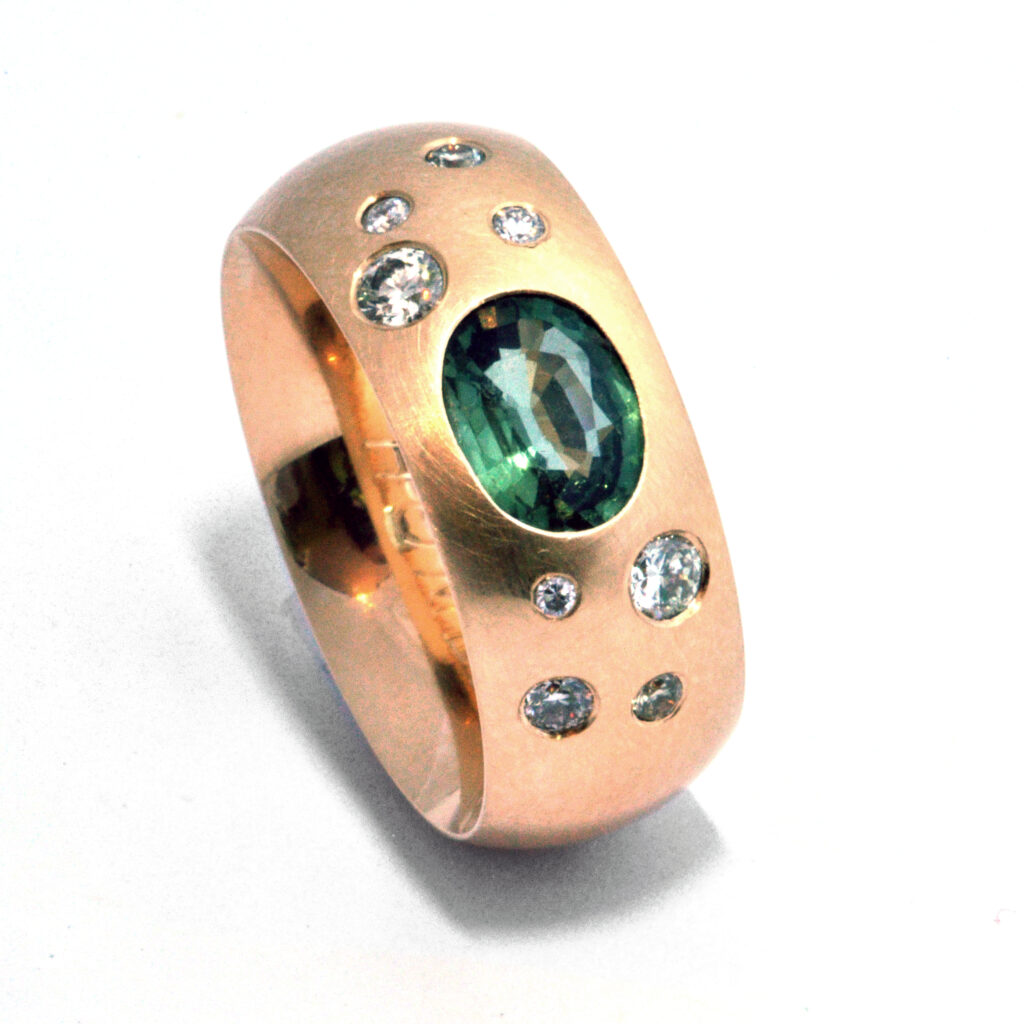 Ring mit Brillanten und grünem Safir